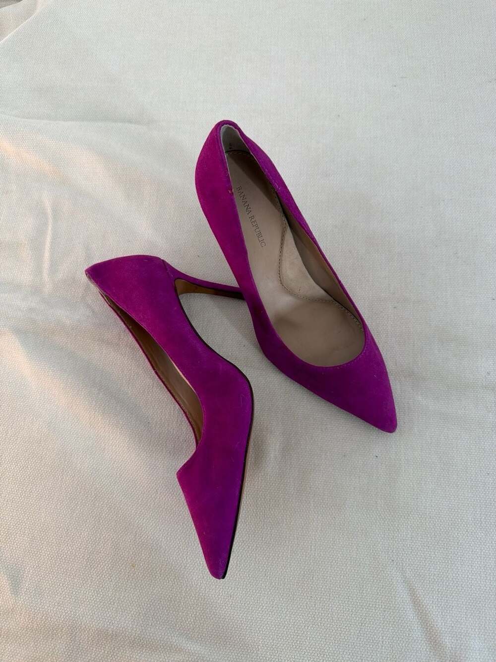 Banana Republic Madison 12-Hour Suede Pumps Magenta Purple Size 7.5